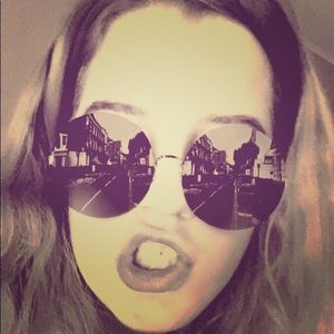 Meet your Posher, Aine